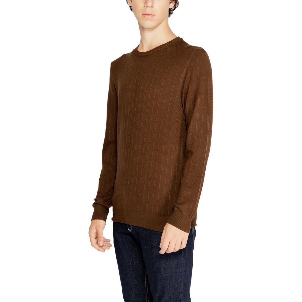 Model wearing Antony Morato brown viscose sweater, men's knitwear for fall/winter; composition: 80% viscose, 18% polyamide, 2% elastane.