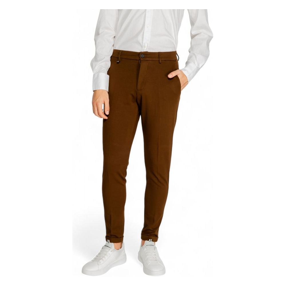 Man wearing Antony Morato brown viscose jeans and pants, fall/winter fashion collection, stylish men's suits outfit.