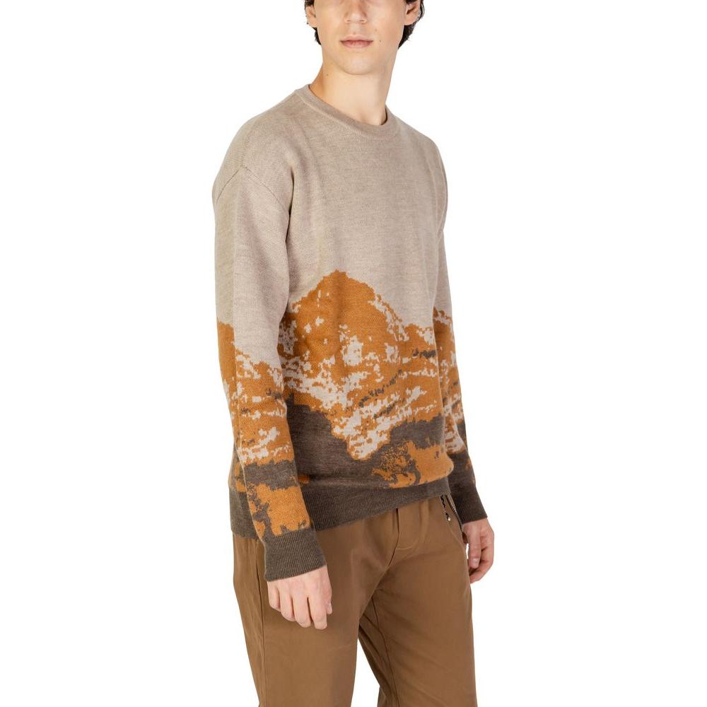 Model wearing Gianni Lupo brown acrylic sweater, men's fall/winter knitwear, 70% acrylic, 30% wool, abstract pattern.