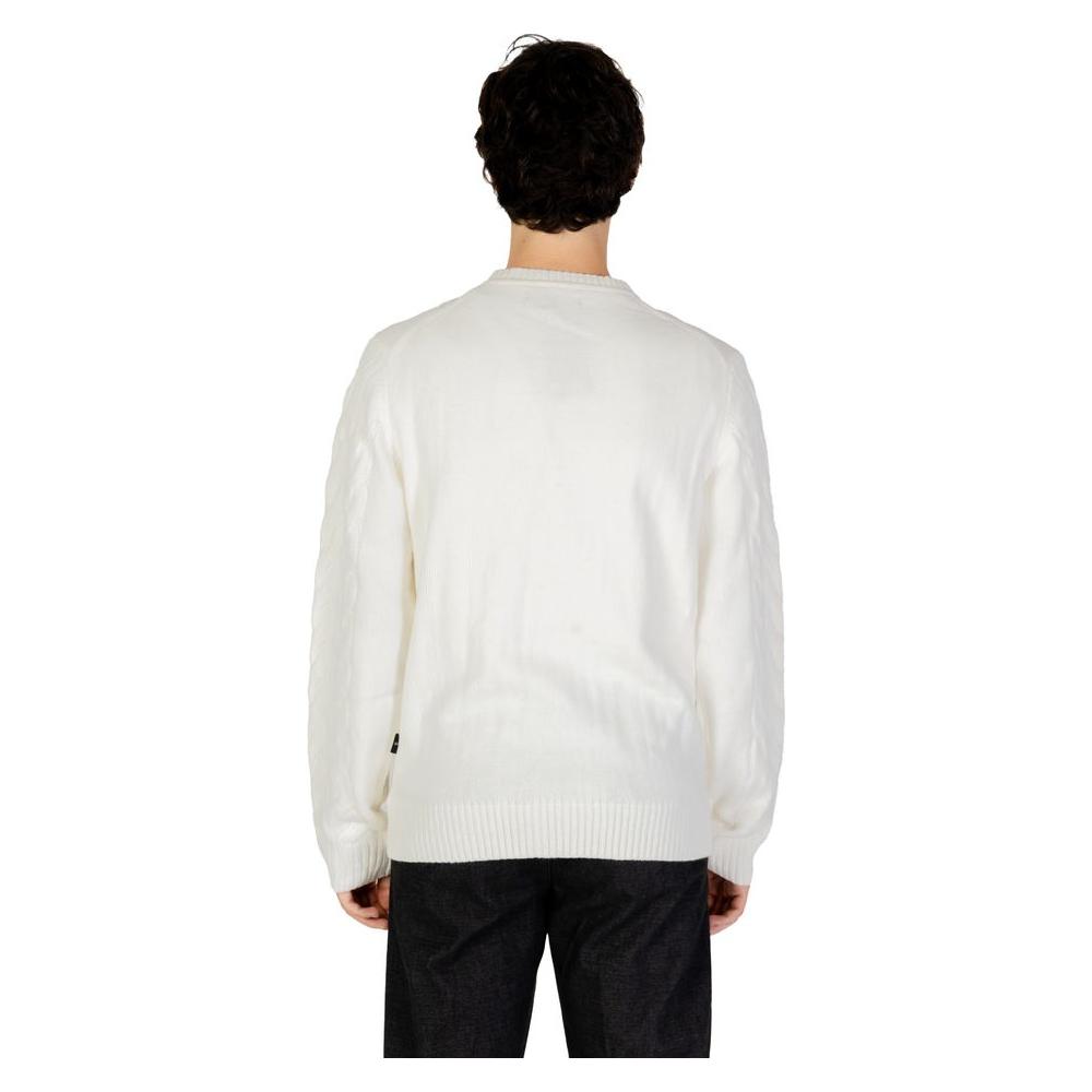 Back view of a man wearing a Hamaki-Ho white acrylic sweater from the Fall/Winter collection, made with 70% acrylic and 30% nylon.