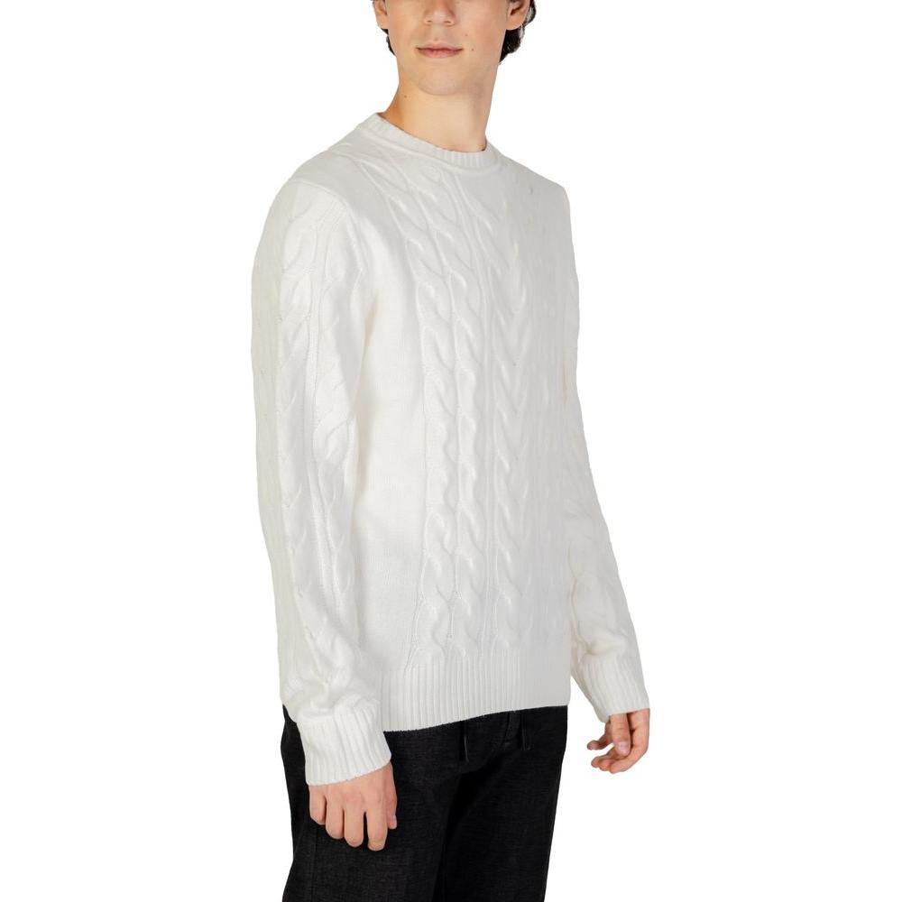 Man wearing Hamaki-Ho white acrylic sweater, part of men's fall/winter knitwear collection composed of 70% acrylic and 30% nylon.