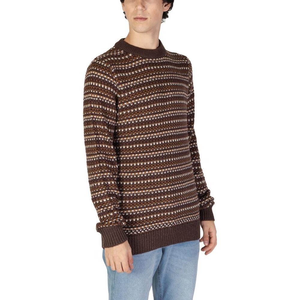 Only & Sons brown cotton sweater with winter pattern, modeled for men's fall collection. Cozy knitwear made from 60% cotton, 40% acrylic.