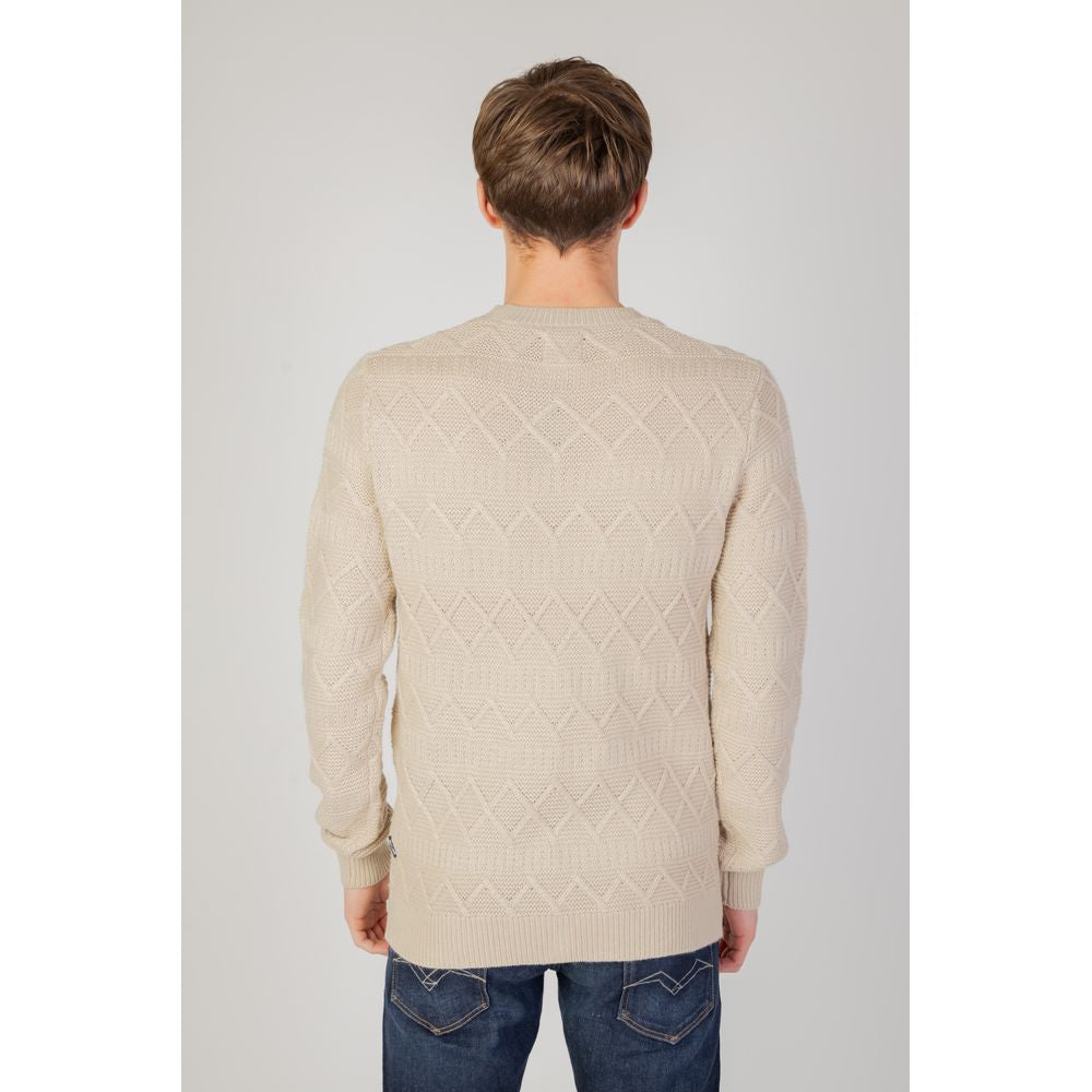 Back view of Only & Sons beige acrylic sweater, men's autumn/winter collection, featuring diamond texture. 50% acrylic, 50% cotton.
