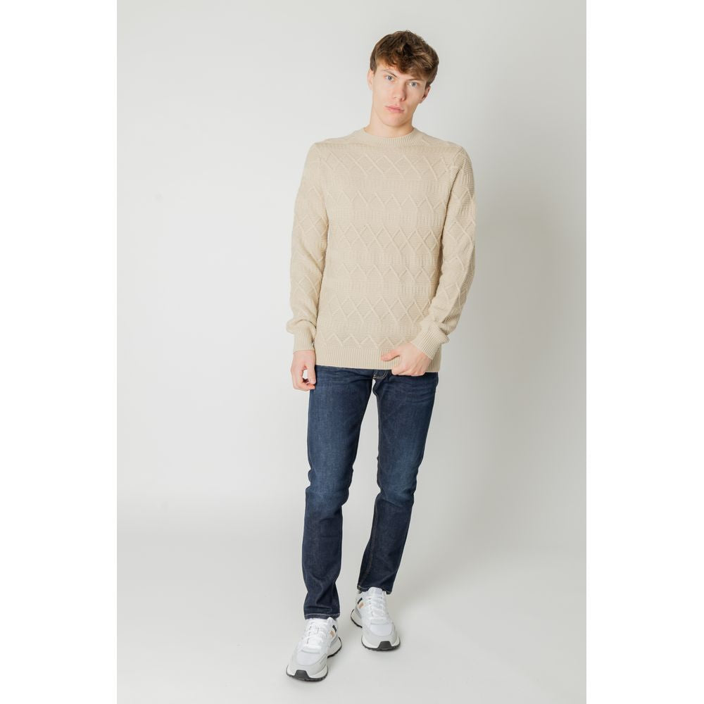 Men's beige acrylic sweater by Only & Sons, Autumn/Winter collection, modeled with jeans and sneakers.
