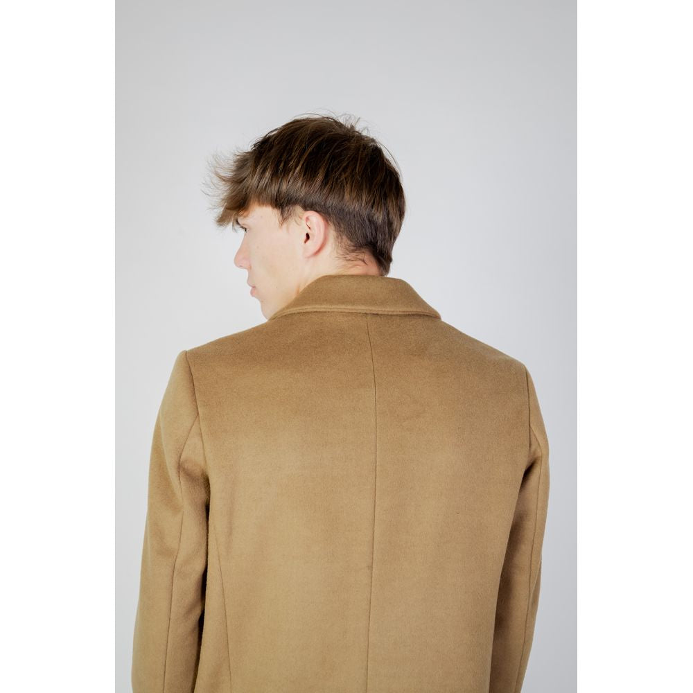 Back view of a man wearing an Antony Morato beige polyester jacket, part of the men's Fall/Winter collection. Stylish beige coat.