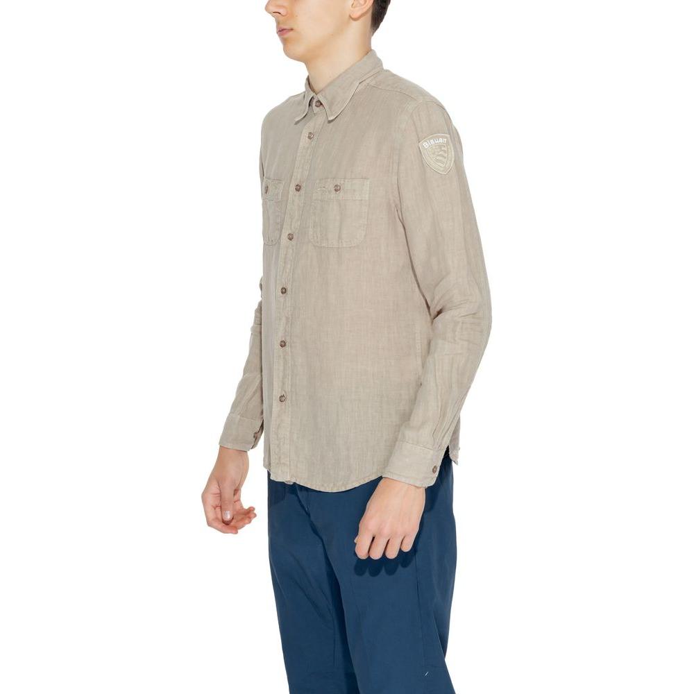 Blauer beige long-sleeved linen shirt for men, perfect for spring and summer. Model wearing the shirt with blue pants.