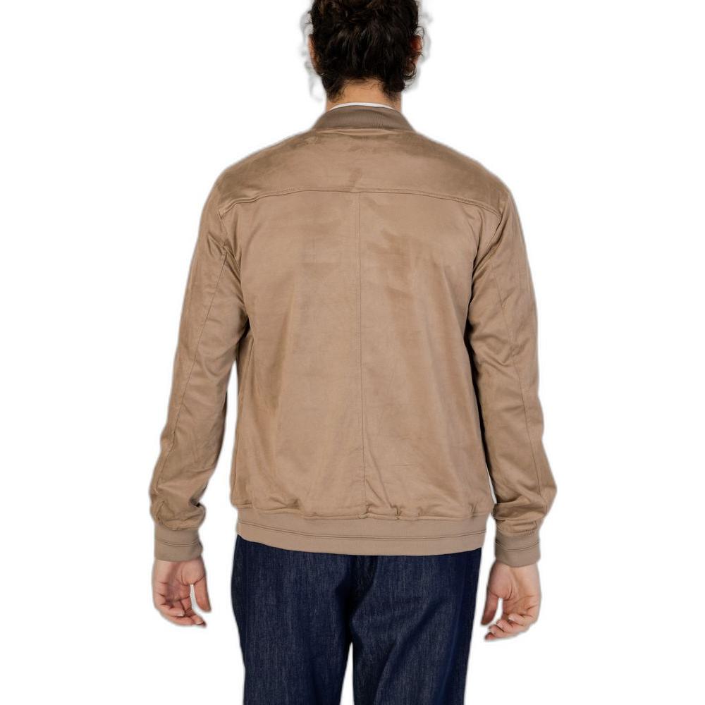 Rear view of a man wearing a Hamaki-Ho gray polyester jacket, part of the men's spring/summer collection made from 100% polyester.