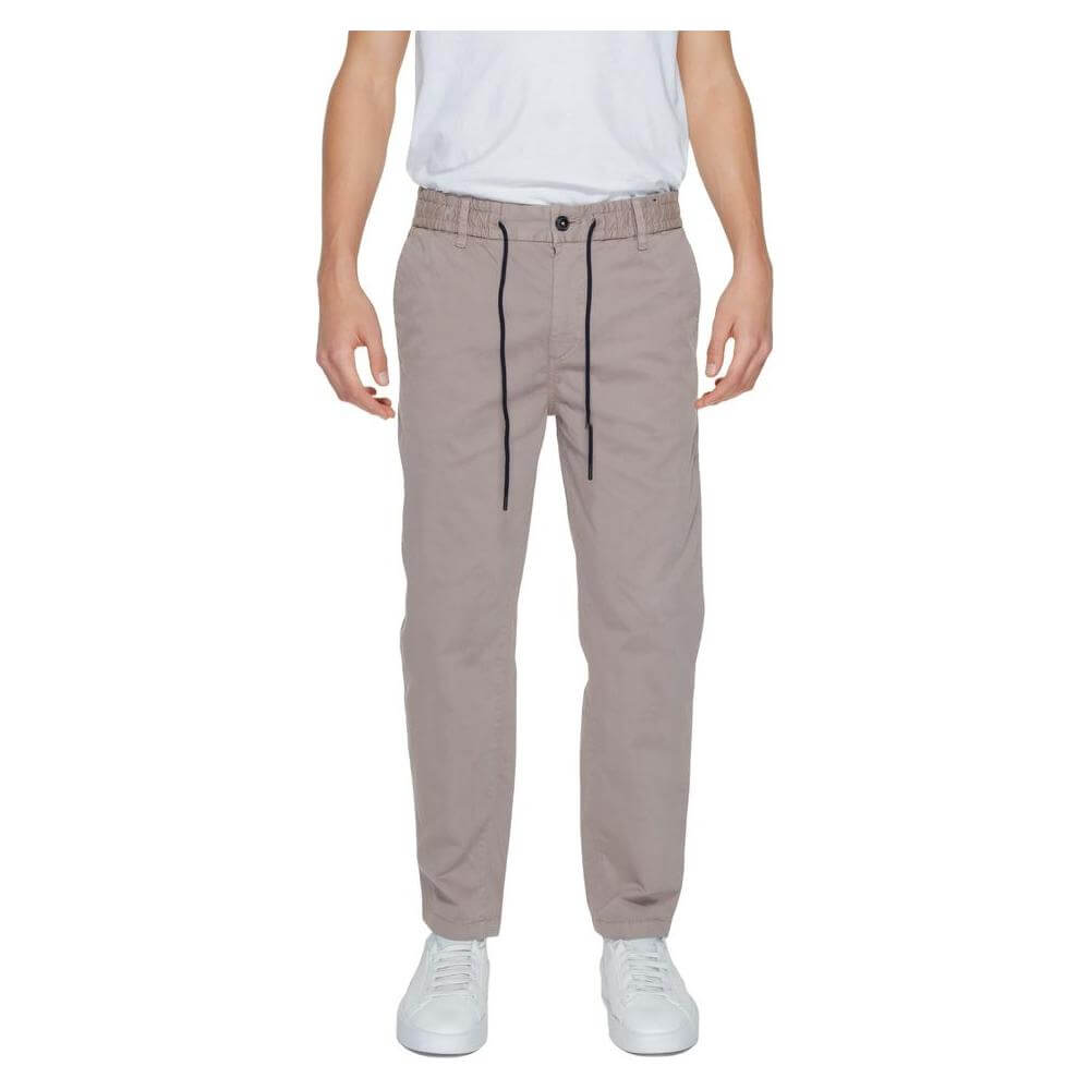 Hugo Boss men's brown cotton tapered trousers, ideal for spring-summer, made of 97% cotton and 3% elastane, front view.
