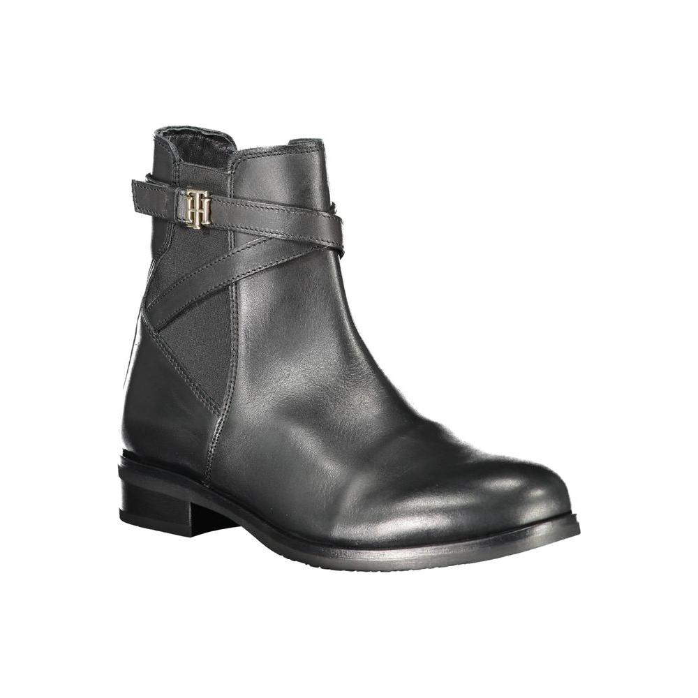 Tommy Hilfiger black leather women’s ankle boot with side zip and brand logo, perfect for urban chic fashion.
