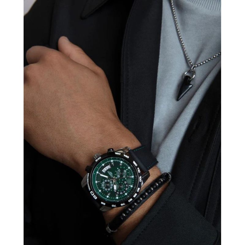 Man wearing VICEROY FASHION Mod. 14222C01000 silver necklace with black pendant, accompanied by a watch and bracelet.