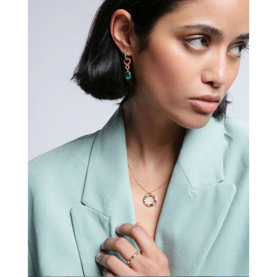Woman wearing VICEROY JEWELS Mod. 13208C100-39 silver necklace, green earrings, green blazer, showcasing elegant jewelry design.