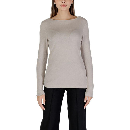 Street One beige viscose long-sleeve women's top, part of fall/winter collection, with 82% viscose, worn with black pants.