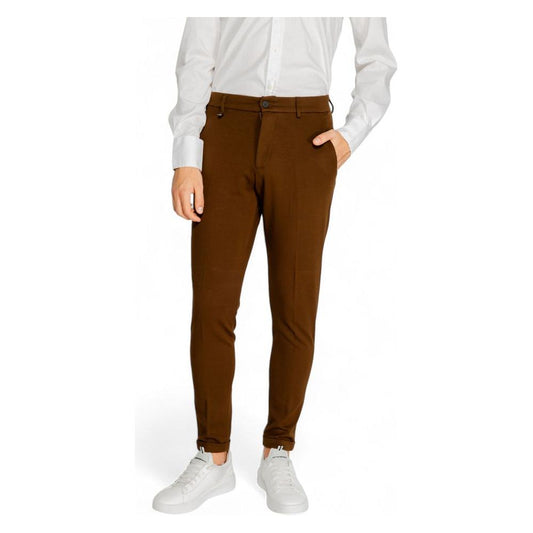 Man wearing Antony Morato brown viscose jeans and pants, fall/winter fashion collection, stylish men's suits outfit.