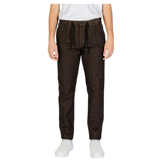Man wearing Hamaki-Ho gray cotton jeans and pants from Fall/Winter collection, made of 39% cotton, 20% viscose, elastane, polyester blend.