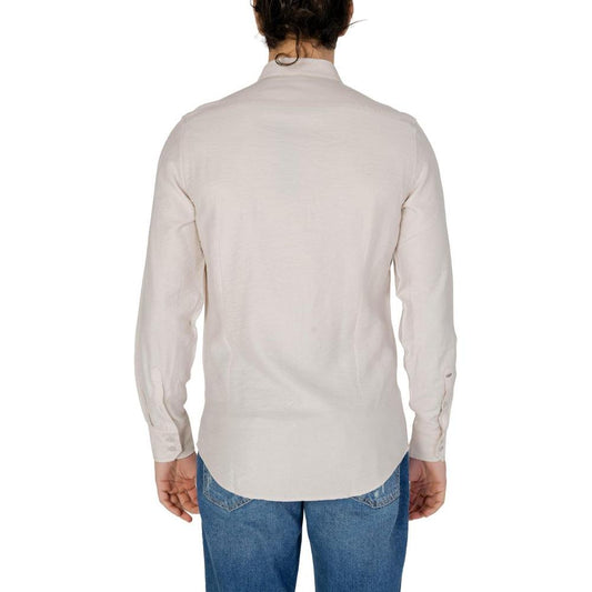 Back view of a man wearing Antony Morato beige viscose shirt, long sleeves, spring/summer collection, paired with blue jeans.