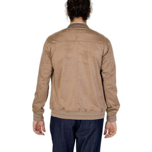 Rear view of a man wearing a Hamaki-Ho gray polyester jacket, part of the men's spring/summer collection made from 100% polyester.