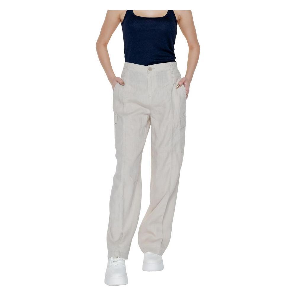 Front view with bag zipped and handles upright.