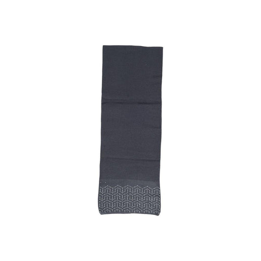 Gray polyester scarf with sequin details, elegant and versatile accessory suitable for formal and casual occasions.
