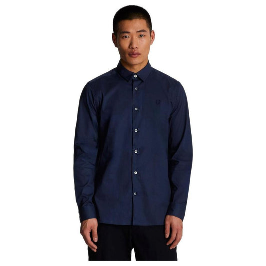 Men's long sleeve Lyle & Scott blue cotton shirt, fall/winter collection, 97% cotton, 3% elastane, modeled on person.