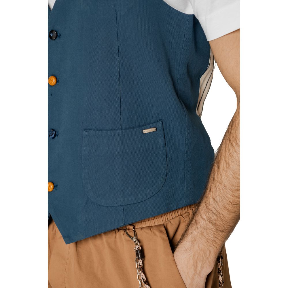 Front view with bag zipped and handles upright.