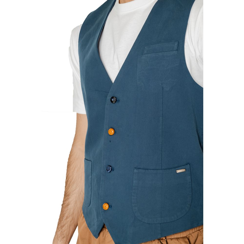 Front view with bag zipped and handles upright.