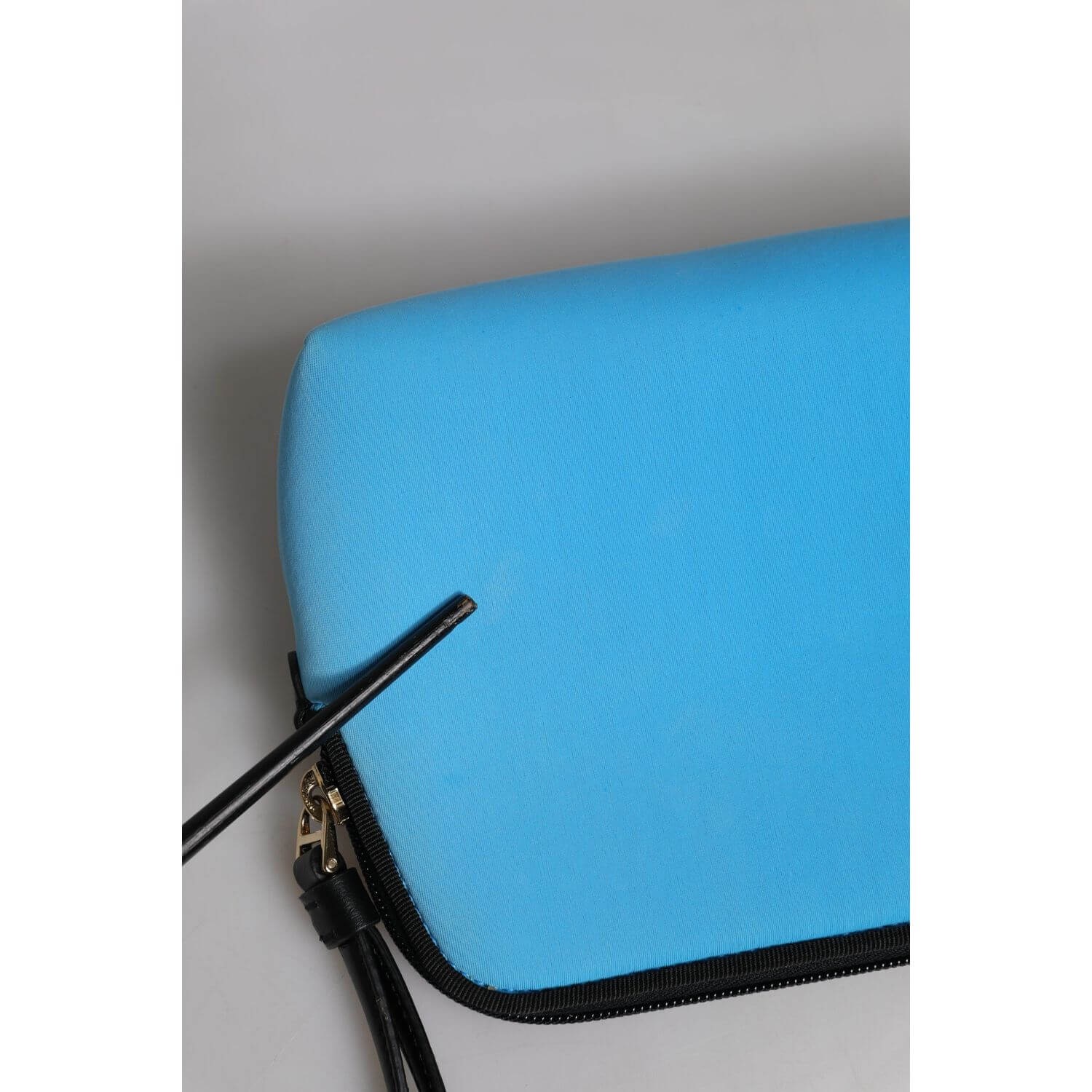 Front view with bag zipped and handles upright.