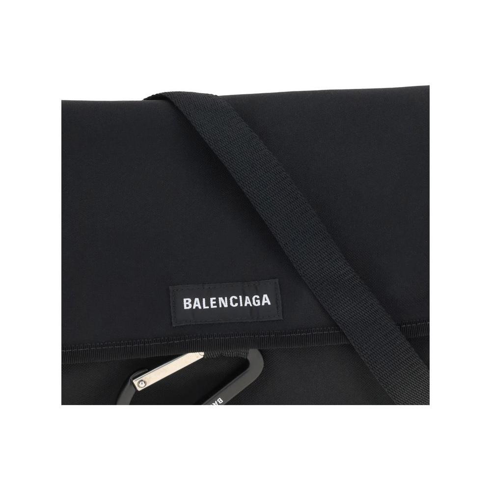 Front view with bag zipped and handles upright.
