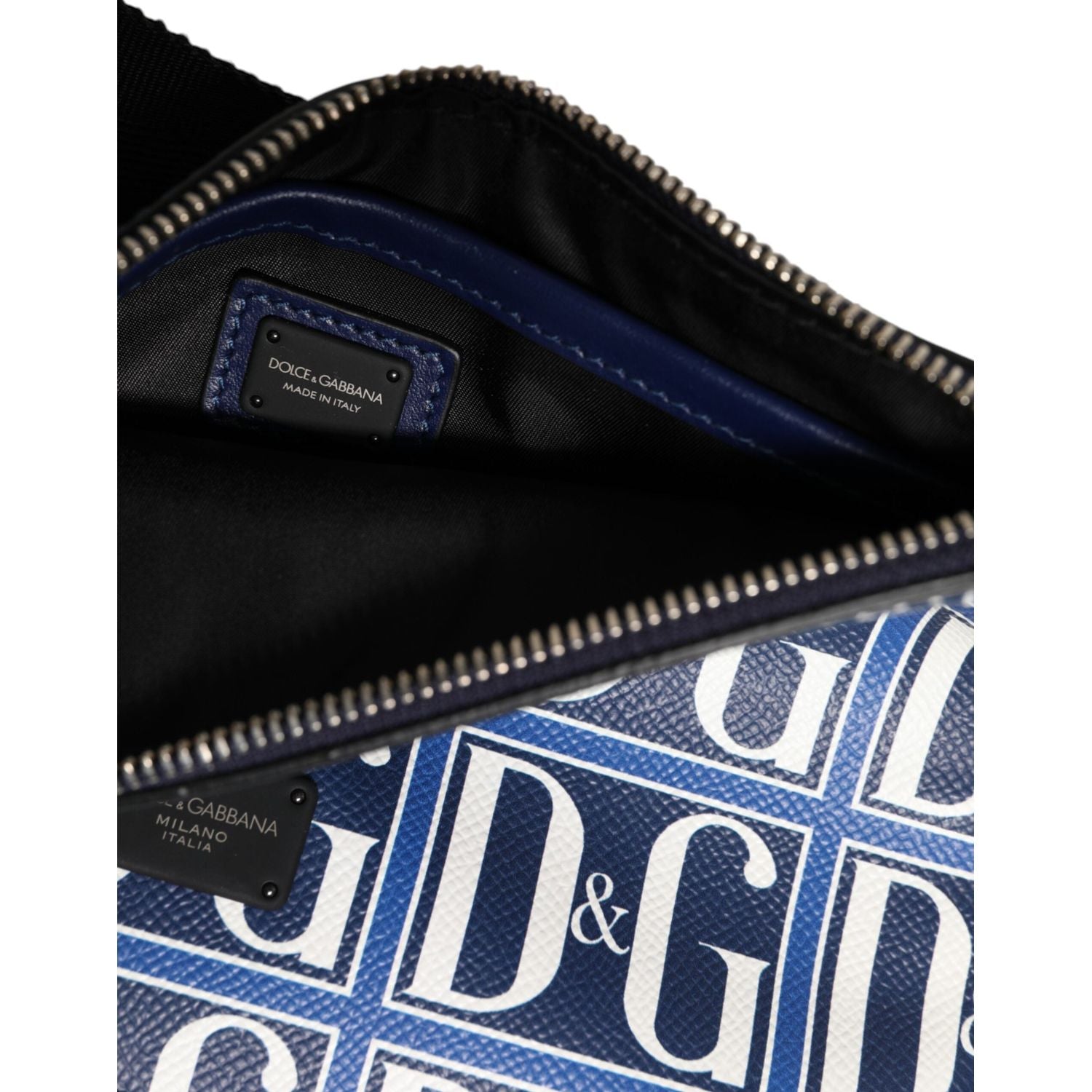 Front view with bag zipped and handles upright.