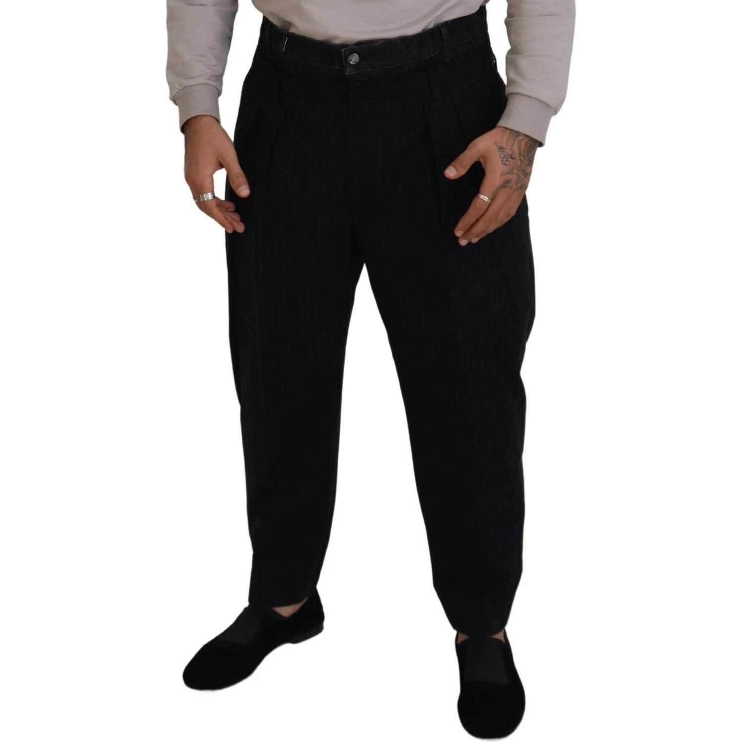 Front view with bag zipped and handles upright.