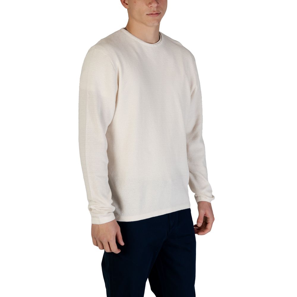 Man wearing a Jack Jones White Cotton Sweatshirt, featuring a classic crew neck and fine knit texture suitable for all occasions.