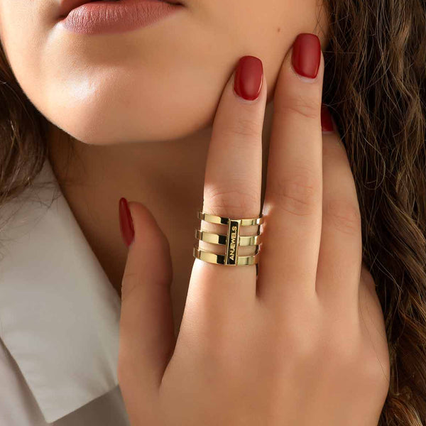 Close-up of a woman's hand with red nails wearing AN JEWELS JEWELRY Mod. AR.R3NS02Y-7 gold ring.