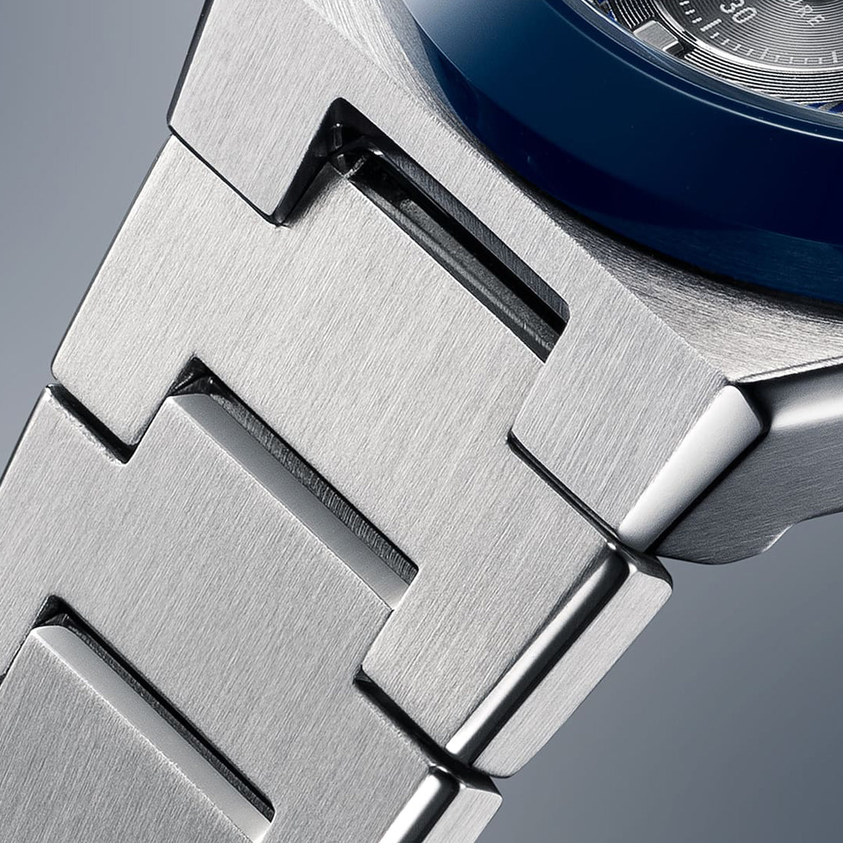 Close-up of CASIO EDIFICE Mod. SOLAR POWERED CHRONOGRAPH - BLUE stainless steel bracelet, showcasing unique design and durability.