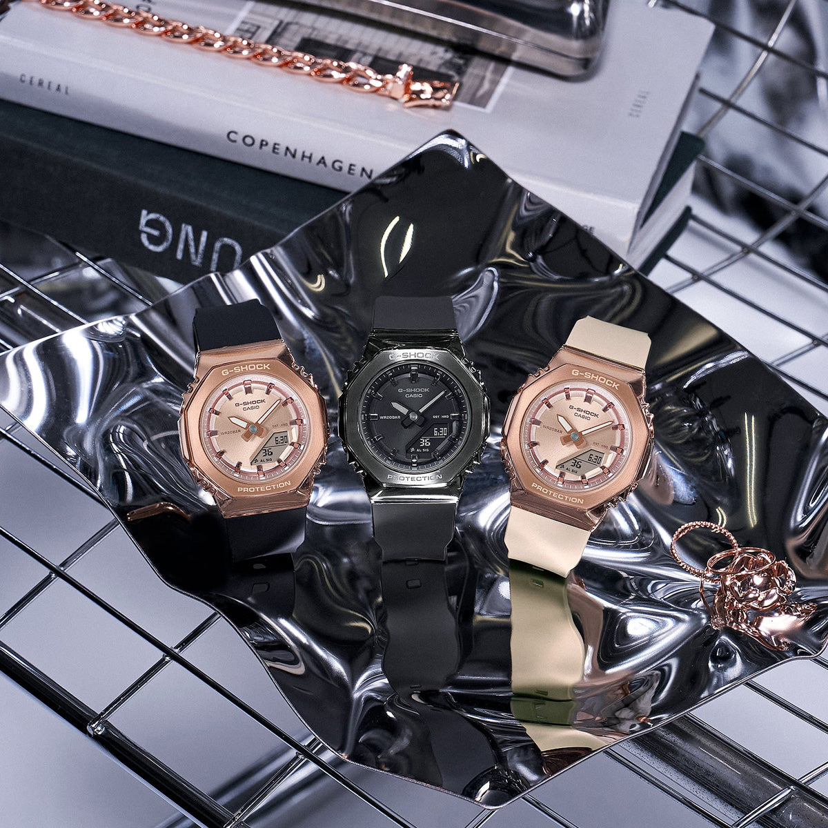 Elegant display of CASIO G-SHOCK WATCHES Mod. GM-S2110PG-4AER on a reflective surface, showcasing design and style.