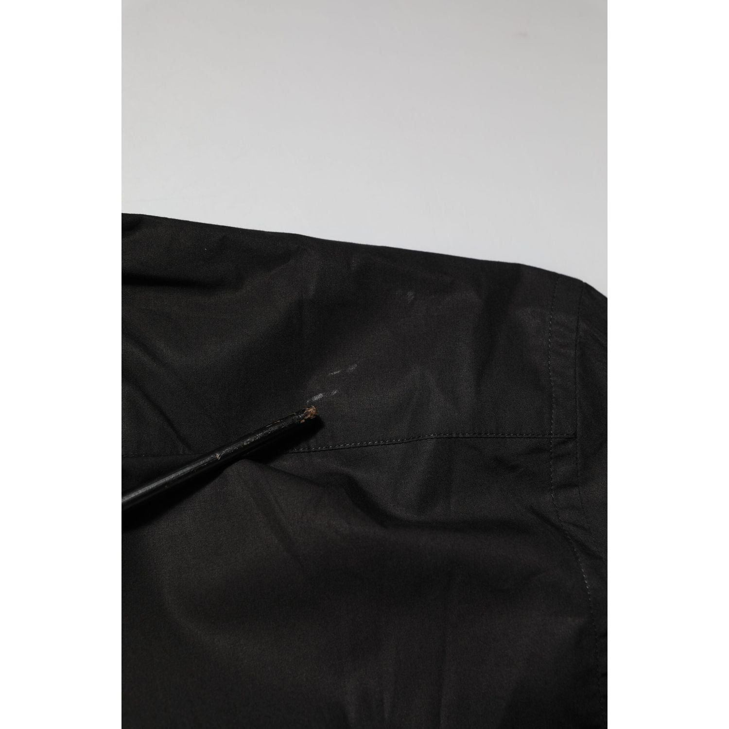 Front view with bag zipped and handles upright.