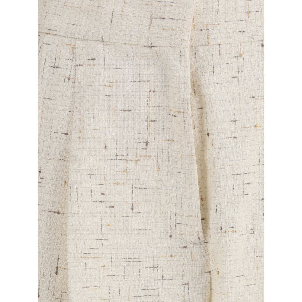 Detailed texture of Fabiana Filippi Cream Cotton Casual Pants with pleats and elegant tailoring.