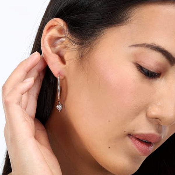 Woman wearing LA PETITE STORY JEWELRY Mod. LPS02AQM26 silver hoop earrings