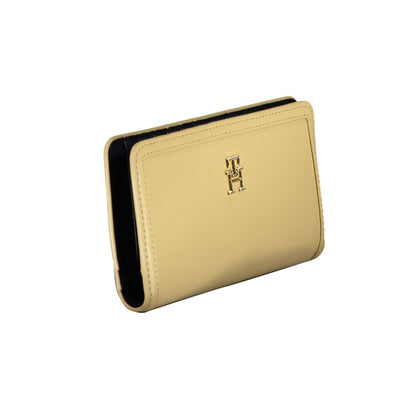 Tommy Hilfiger Beige Polyethylene Wallet with logo, 4 compartments, 1 external pocket, card spaces, snap closure.