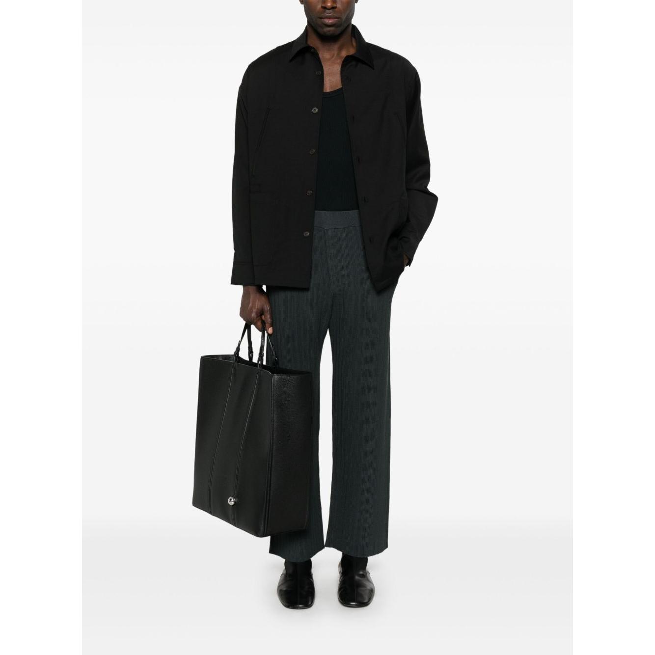Front view with bag zipped and handles upright.